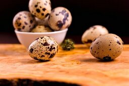 Quail's eggs in a bowl and to one side