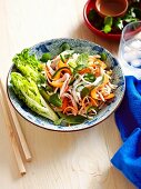 Salat mit eingelegtem Gemüse und gegrillter Pute (Asien)