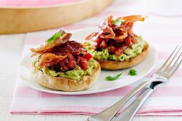 English Muffins mit Avocado, Tomaten und Prosciutto