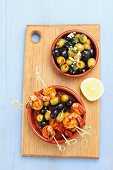 Riesengarnelen-Oliven-Spiesse und marinierte Oliven