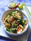 Wide noodles with king prawns and broccoli (Thailand)