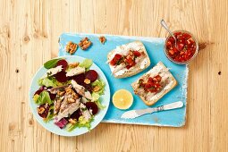 Rote-Bete-Salat mit Räuchermakrele, Ciabatta mit Räuchermakrele und Tomatensalsa