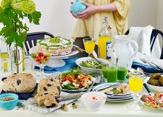 Vegetarisches Buffet mit Olivenbrot, Melonensalat, Spargel, Sandwichkuchen und Getränken