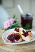 White bread with beetroot chutney