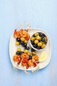 Garnelen-Oliven-Spiesschen und marinierte Oliven
