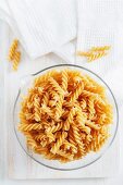 Wholemeal fusilli in a measuring jug (view from above)