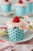 Raspberry cupcakes with crea