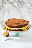 Schokoladenmousse-Torte mit Sahnecreme und Passionsfrucht