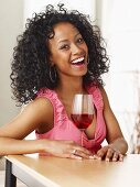 Junge Frau trinkt ein Glas Rosewein