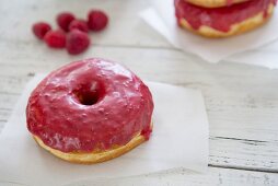 Donuts mit Himbeerglasur