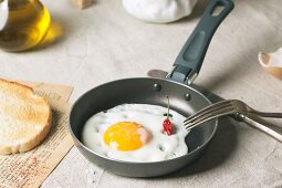 Frühstück mit Spiegelei, Chilischote und Toast