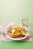 Pommes Frites mit Fisch im Bierteigmantel