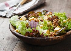 Mixed leaf salad with cheese, walnuts and onions