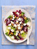 Mixed leaf salad with beetroot, walnuts and feta