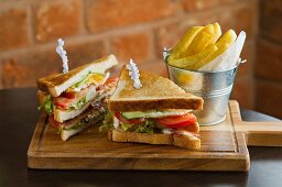Club sandwiches with chips