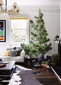 Wohnzimmer mit Geschenken unterm Tannenbaum