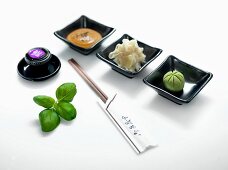 Sushi-Dips, eingelegter Ingwer und Wasabipaste
