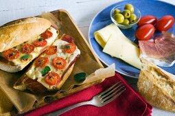 Sandwich mit gegrilltem Käse, Tomaten und Schinken