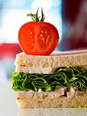 Sandwich mit Hähnchen, Salat und Tomate