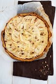 Apfeltarte mit Milchkonfitüre und Pecannüssen