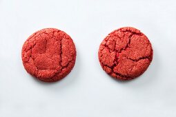Zwei Erdbeer-Rucola-Cookies