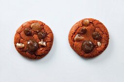 Zwei Cookies mit Kastanien