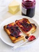 Toast mit Butter und Marmelade