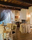 Gedeckte Tische im Restaurant Da Caino (Chefköchin Valeria Piccini), Toskana, Maremma