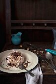 Schokoladenbaiser mit Kaffeesahne, Nüssen und Schokospänen