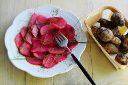 Topinambur-Carpaccio mit Schnittlauch