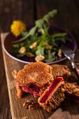 Rote-Bete-Schnitzel mit Löwenzahnsalat