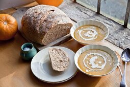 Suppe aus gebratenen Kürbissen mit hausgemachtem Brot