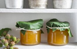 Reineclauden-Marmelade in Gläsern (Deckel mit Brombeerblättern umwickelt)