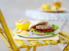 Grilled turkey burger with potato chips