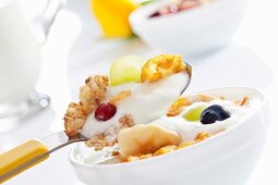Yogurt muesli with cornflakes and fruit