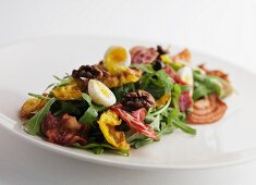 Rocket salad with crispy bacon, boiled egg and walnuts
