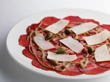 Salamicarpaccio mit Käse und Kapern