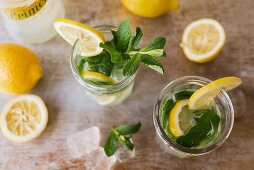 Zitrone-Minze-Cocktails mit Zutaten