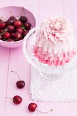 Kirschkuchen mit rosa Icing-Dekor