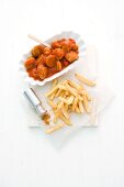 Currywurst-Gulasch mit Pommes frites