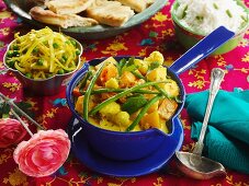 Gemüsecurry mit Reis, Brot & Salat (Indien)