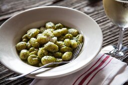 Gnocchi mit grünem Pesto und geriebenem Parmesan