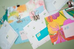 Selbstgestaltete Briefumschläge aus Geschenkpapieren, Tapetenresten und Landkarten