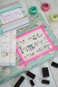 Verpackte Geschenke mit selbstgemachten Adress-Etiketten und schwarze Buchstabenstempel mit Vintage Flair