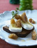Pumpernickel topped with Camembert and honey nuts (Christmas)