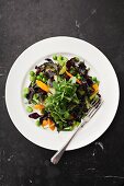 Blattsalat mit Brunnenkresse, Karotten & Erbsen (Aufsicht)