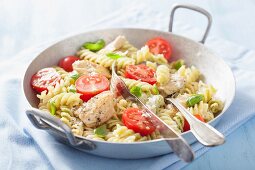 Pasta mit Huhn, Basilikum-Pesto und Tomaten