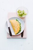 Omelette Verde (mit Erbsen und Lauchzwiebeln) und Gurkensalat