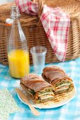 Ciabatta-Sandwich mit Tomaten, Mozzarella & Pesto
