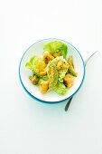 Frittiertes Currygenüse auf Salatblättern